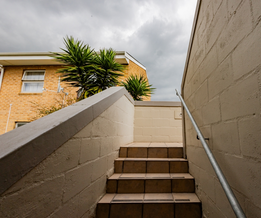 1 Bedroom Property for Sale in Oakglen Western Cape
